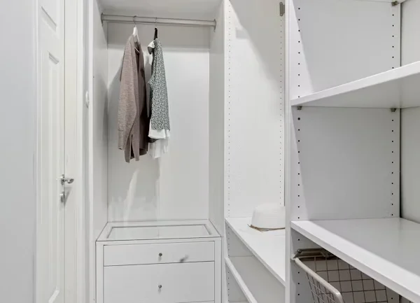 Closet cabinet systems reduce home clutter