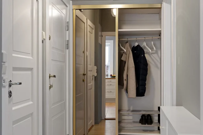 Closet cabinet systems for bedroom wardrobe organization