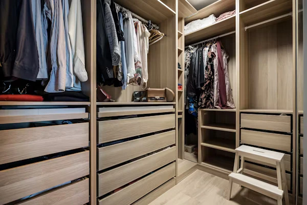 Creative closet cabinet layout maximizing space in narrow bedroom