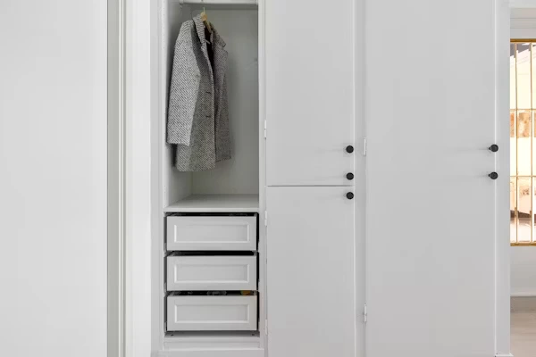 Custom Closets for Minimalist Living: Simplify in Style