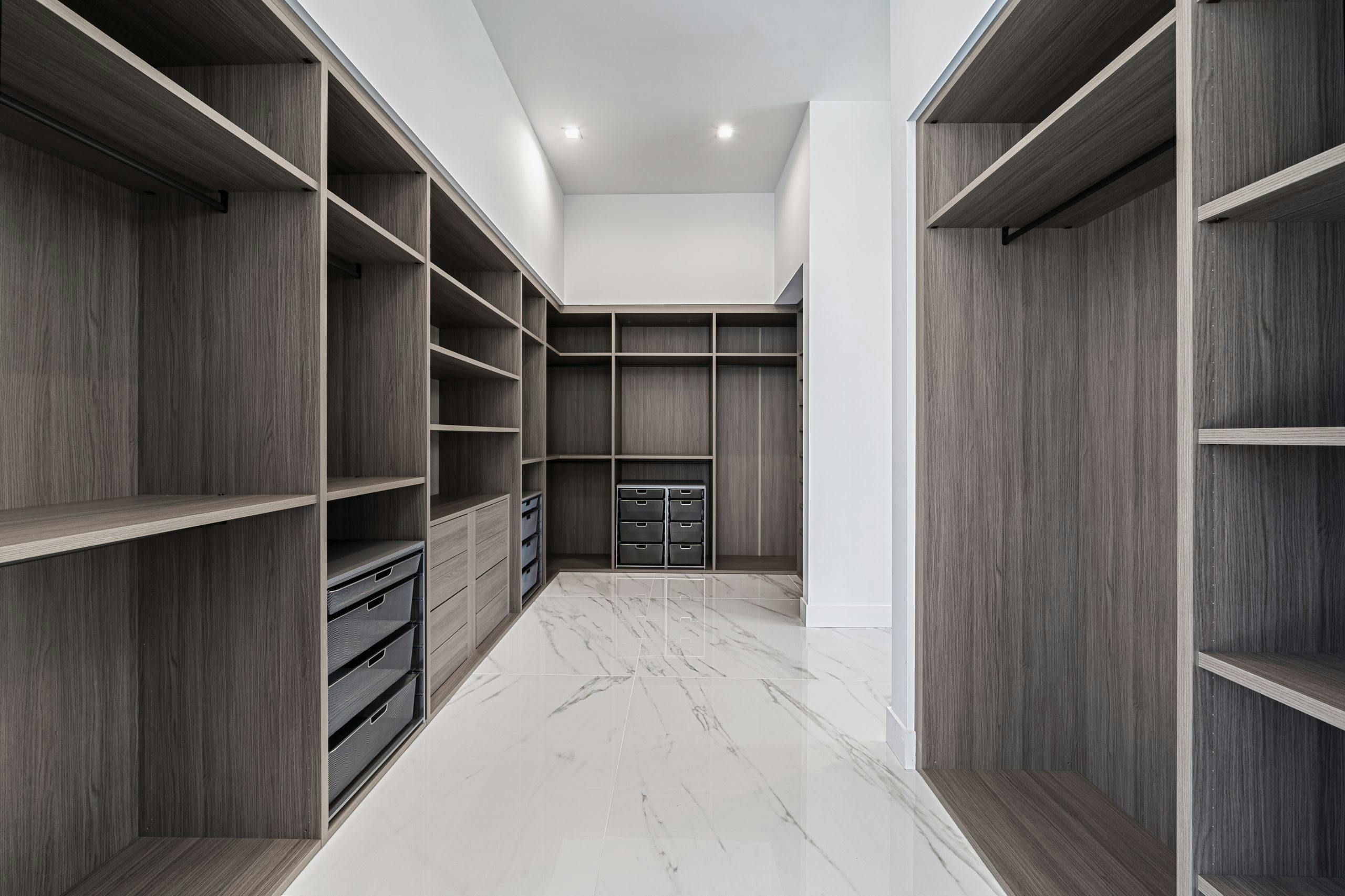 Smart Walk-In Closet Design Ideas for Small Bedrooms